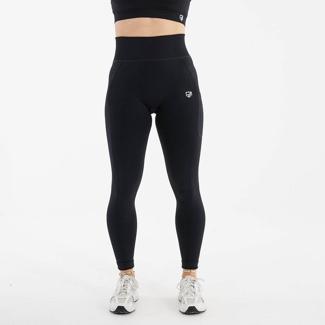 Front View of a woman wearing recycled seamless leggings black