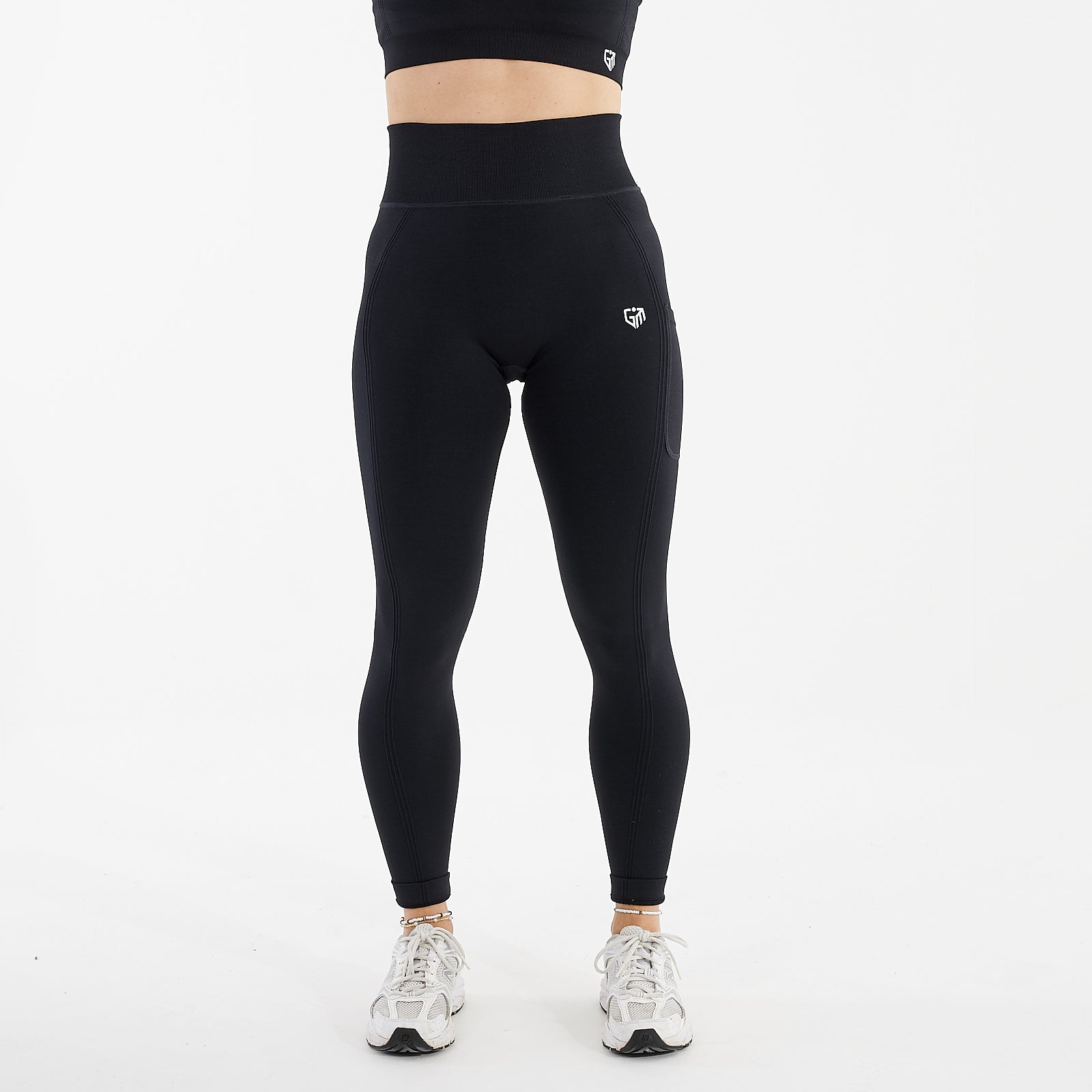 Front View of a woman wearing recycled seamless leggings black