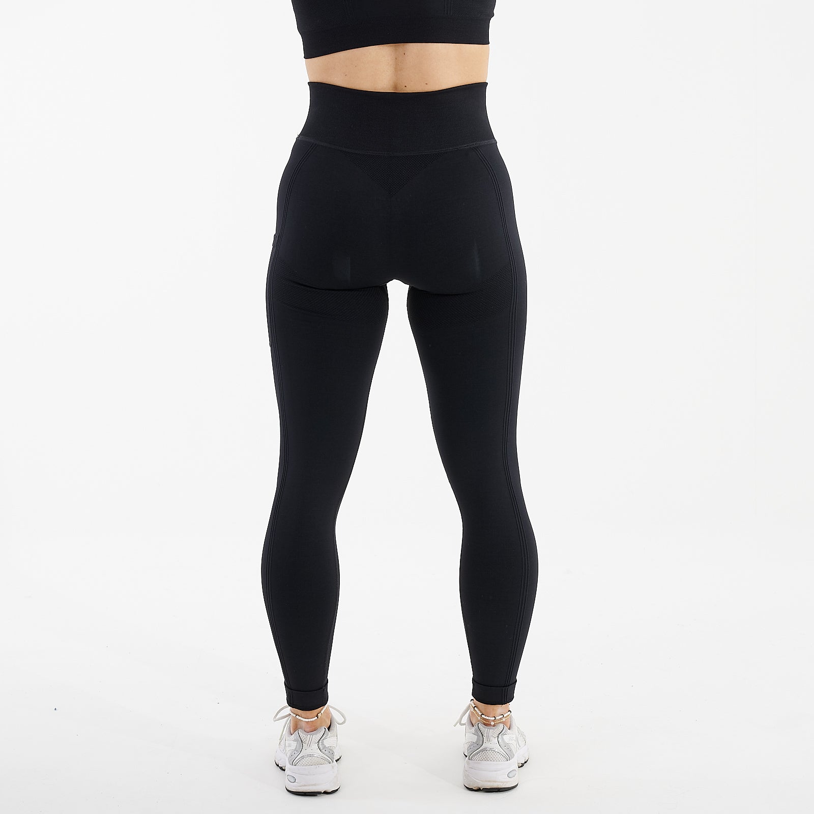 Back View of a woman wearing recycled seamless leggings black